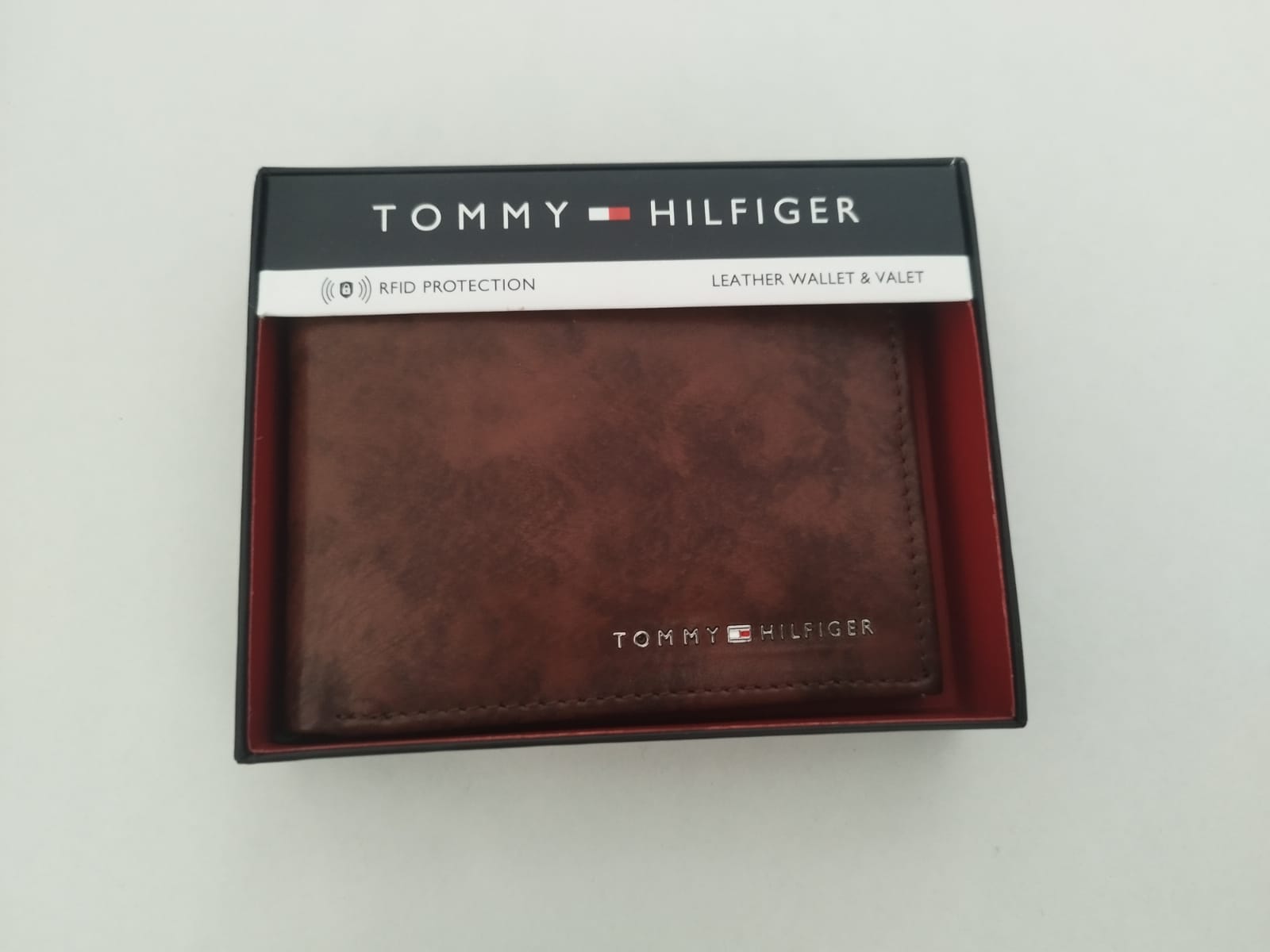 WhatsApp Image 2026-05-24 at 2.53.22 PM Billetera Tommy Hilfiger Marrón - Image 1