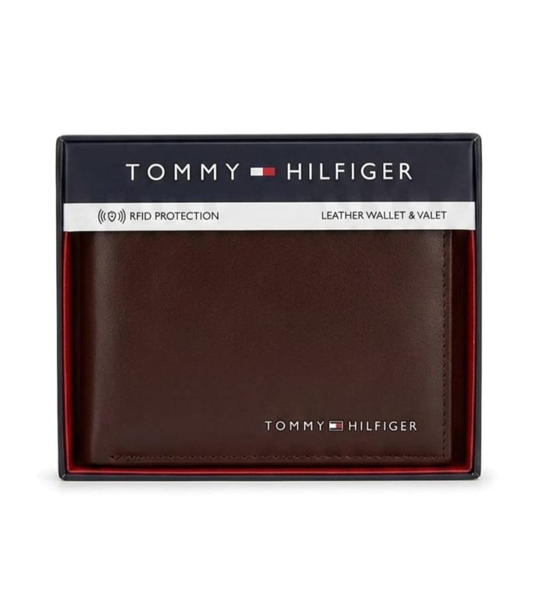 billetera2 Billetera Tommy Hilfiger Bifold con texto metálico clásico (y protección RFID). - Image 1