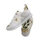 Zapatillas Guess de Mujer Blancas con Monograma y Dorado - Image 2