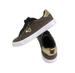 Zapatillas Guess de Mujer con Monograma Marrón y Dorado - Image 2