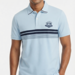 Polo Manga Corta para Hombre – Celeste con Franjas Azul Marino y Escudo