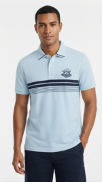Polo Manga Corta para Hombre – Celeste con Franjas Azul Marino y Escudo