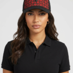 Guess Gorra Trucker con Estampado Monograma 4G y Placa Triangular Rojo y Negro