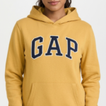 Polera GAP Amarilla con Capucha y Logo Clásico Azul Marino