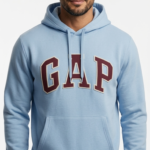 Polera GAP Azul Claro con Capucha y Logo Clásico Vino