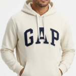 Polera GAP Beige con Capucha y Logo Clásico Azul Marino