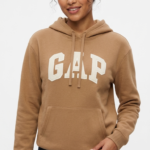 Polera GAP Café Claro con Capucha y Logo Clásico Blanco