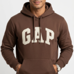 Polera GAP Café Oscuro con Capucha y Logo Clásico Beige