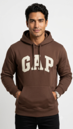 Polera GAP Café Oscuro con Capucha y Logo Clásico Beige
