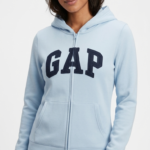 Polera GAP Azul Claro con Cremallera, Capucha y Logo Clásico Azul Marino