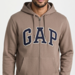 Polera GAP Café Claro con Cremallera, Capucha y Logo Clásico Azul Marino