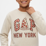 Polera GAP Kids Crema – Edición New York Pizza Cuello Redondo