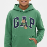 Polera GAP Kids Verde con Capucha y Gráfico de Osito
