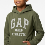 Polera GAP Kids Verde Olivo para Niño con Capucha – Estampa Vintage 1969 Athletic
