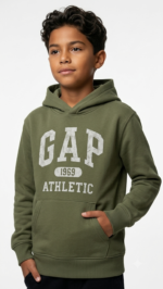 Polera GAP Kids Verde Olivo para Niño con Capucha – Estampa Vintage 1969 Athletic