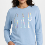 Polera GAP Mujer – Azul Celeste con Cuello Redondo y Logo Iridiscente
