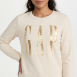 Polera GAP Mujer – Crema con Cuello Redondo y Logo Dorado Metalizado