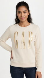 Polera GAP Mujer – Crema con Cuello Redondo y Logo Dorado Metalizado
