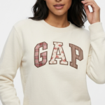 Polera GAP Mujer – Crema con Cuello Redondo y Logo GAP en Parches