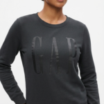 Polera GAP Mujer – Gris Carbón con Cuello Redondo y Logo Satinado Tonal
