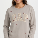 Polera GAP para Mujer – Gris Topo con Cuello Redondo y Flores Bordadas
