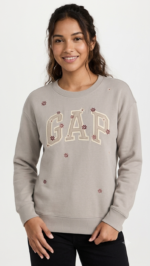 Polera GAP para Mujer – Gris Topo con Cuello Redondo y Flores Bordadas