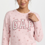 Polera GAP Mujer – Rosa Pastel con Estampado Floral y Cuello Redondo