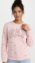 Polera GAP Mujer – Rosa Pastel con Estampado Floral y Cuello Redondo