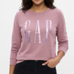 Polera GAP Mujer – Rosa Viejo con Cuello Redondo y Logo Lila Metalizado