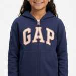 Polera GAP Niña – Azul Marino con Cremallera, Capucha y Logo Crema