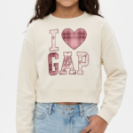 Polera GAP para Niña – Crema con Cuello Redondo y Gráfico "I Love GAP" Corazón