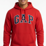 Polera GAP Roja con Capucha y Logo Clásico Azul Marino